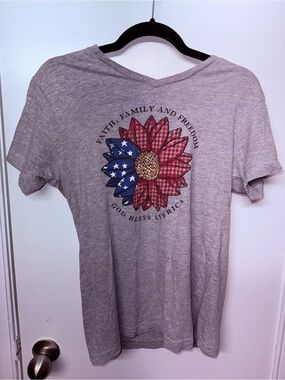 Patriotic Flower Graphic V-Neck Tee - Heather Gray